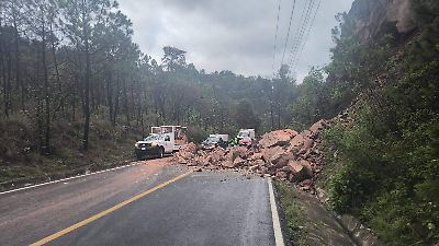 Derrumbe en la carretera a Coatepec Harinas causa cierre parcial de carril por lluvias