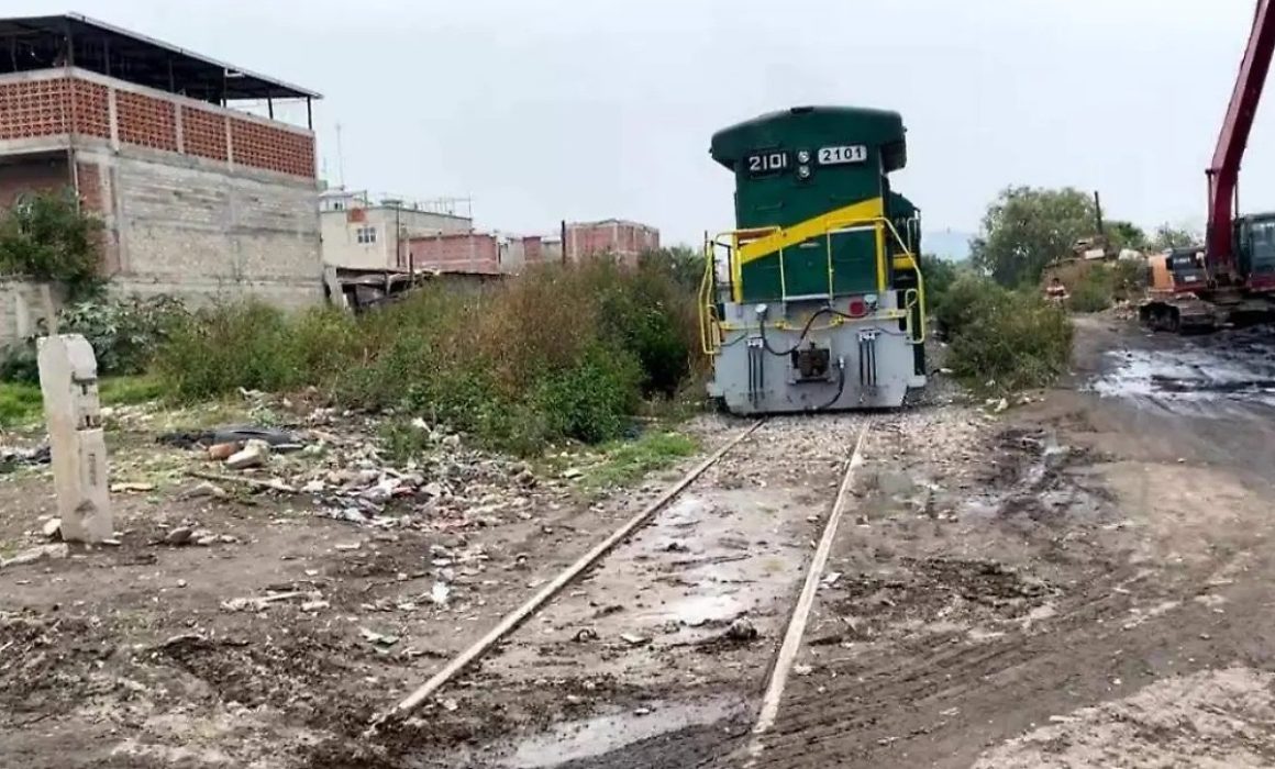 Descarrilamiento de locomotora en Chalco por lluvias y mal mantenimiento