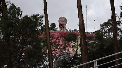 Desconocidos intervienen monumento a López Mateos en la UAEMex; autoridades guardan silencio