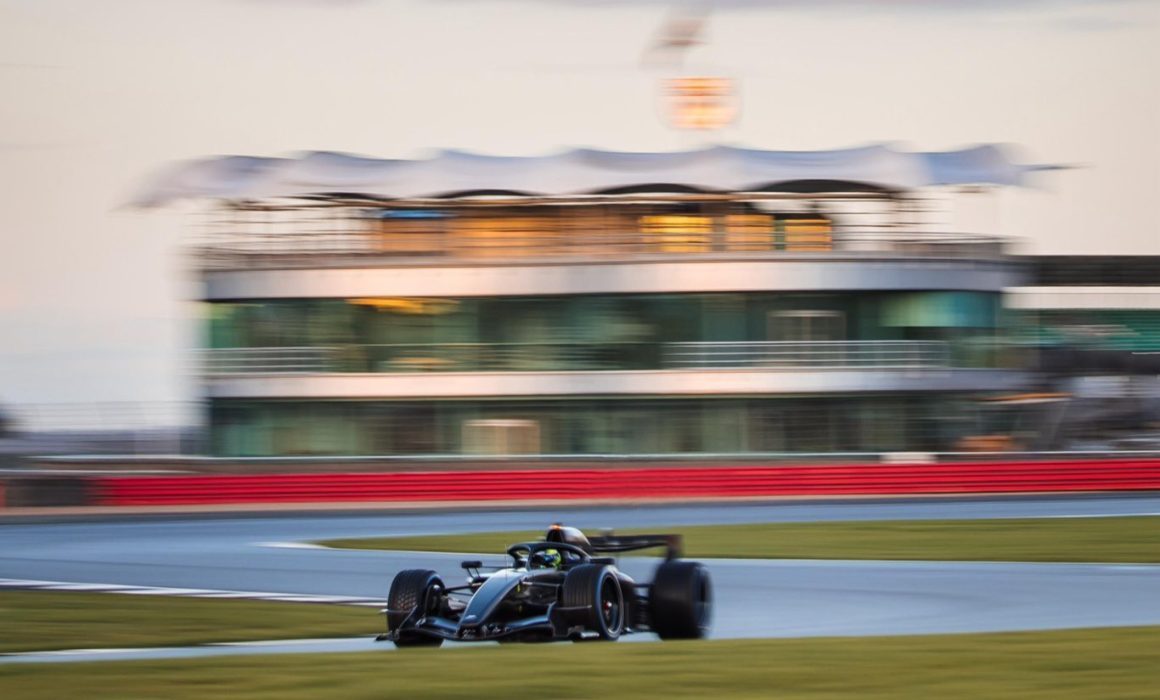 Descubre cómo Checo Pérez dio su primer giro con Cadillac en la Fórmula 1