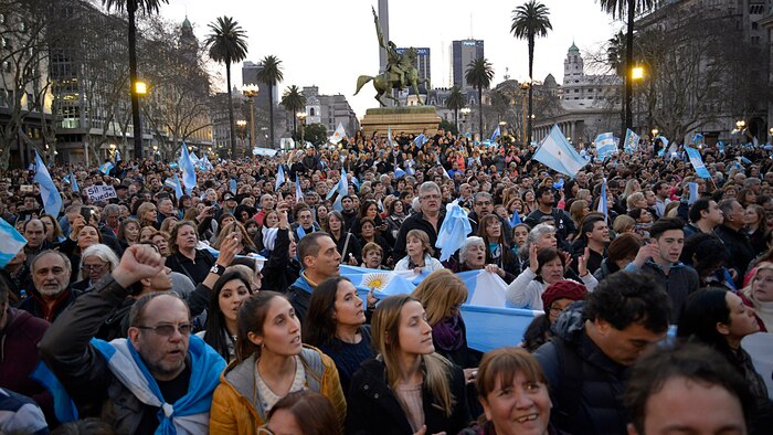 Desencantando la política argentina: El riesgo de la hechicería moral y la necesidad de la ley
