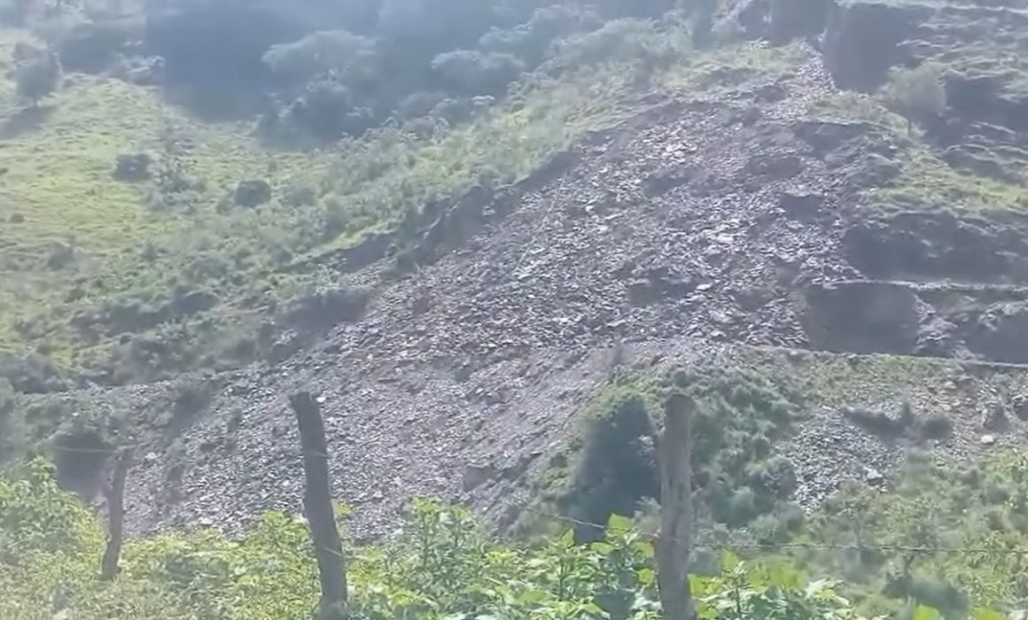 Desgajamiento de cerro en Tejupilco afecta clave vial y pone en riesgo a comunidades