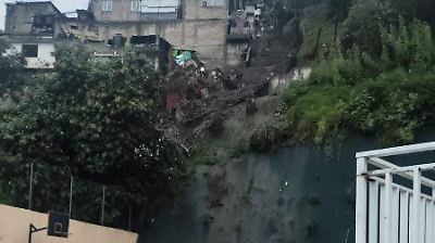 Deslave en Naucalpan provoca daños en vivienda y escuela por reblandecimiento de tierra