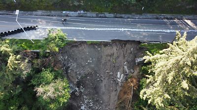 Deslave en Temoaya mantiene cerrada la carretera al Centro Ceremonial Otomí; autoridades trabajan en solución