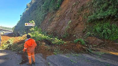 Deslizamiento en la autopista México-Toluca causa congestión y aplica desvío de tránsito