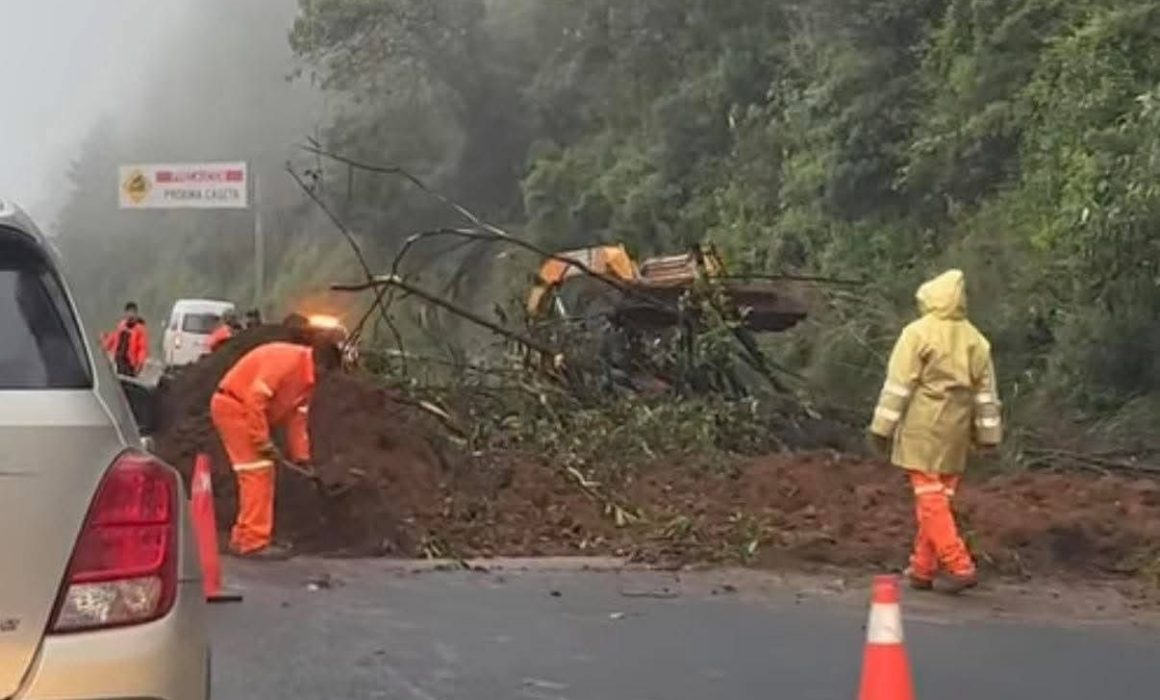 Deslizamientos en la México-Toluca bloquean vía y afectan a miles de conductores