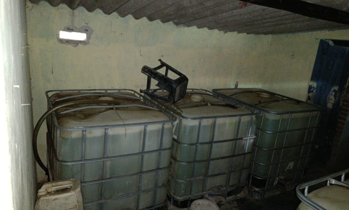 Desmantelan en Coyotepec una ocultación clandestina de huachicol con un hallazgo de bidones y un camión modificado