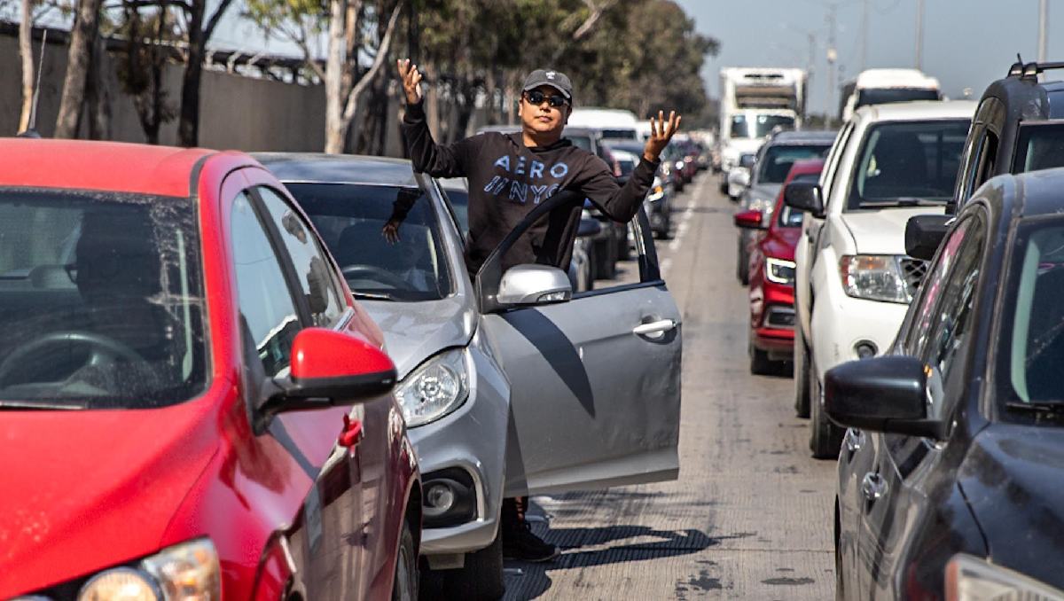 Desorden vial en Toluca por falta de infracciones y competencia irregular en estacionamientos