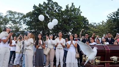 Despedida emotiva en Medellín por B King: globos, palomas y exige justicia por su asesinato