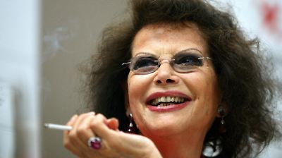 Despedida emotiva en París: Aplausos, música de Morricone y homenaje a Claudia Cardinale