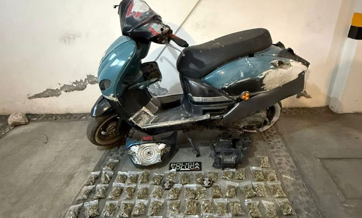 Detenidos en Toluca por robo de motocicleta y posesión de droga