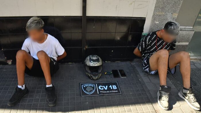 Detienen a dos adolescentes con antecedentes por intento de robo de motocicleta en el centro porteño