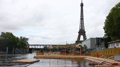 Detienen a dos paracaidistas tras escalar y saltar desde la cima de la Torre Eiffel en París