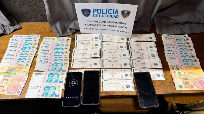 Detienen a guías turísticos por vender entradas falsas a turistas extranjeros en estadio Huracán