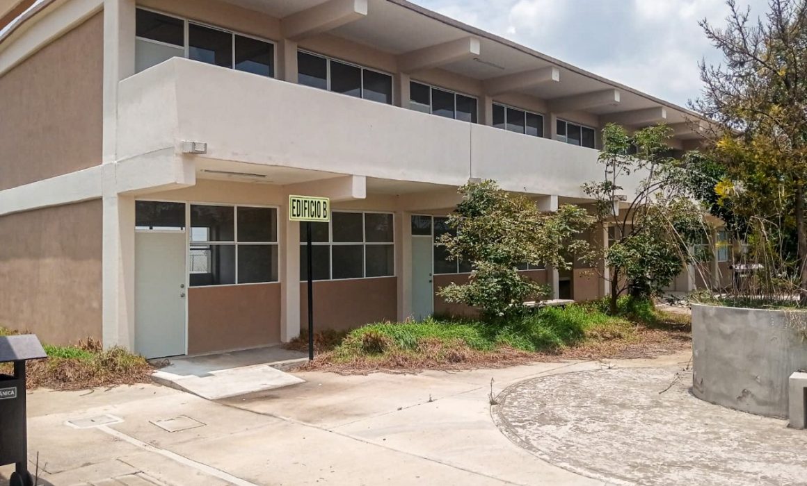 Detienen a presunto ladrón que intentaba robar mobiliario en escuela de Zumpango