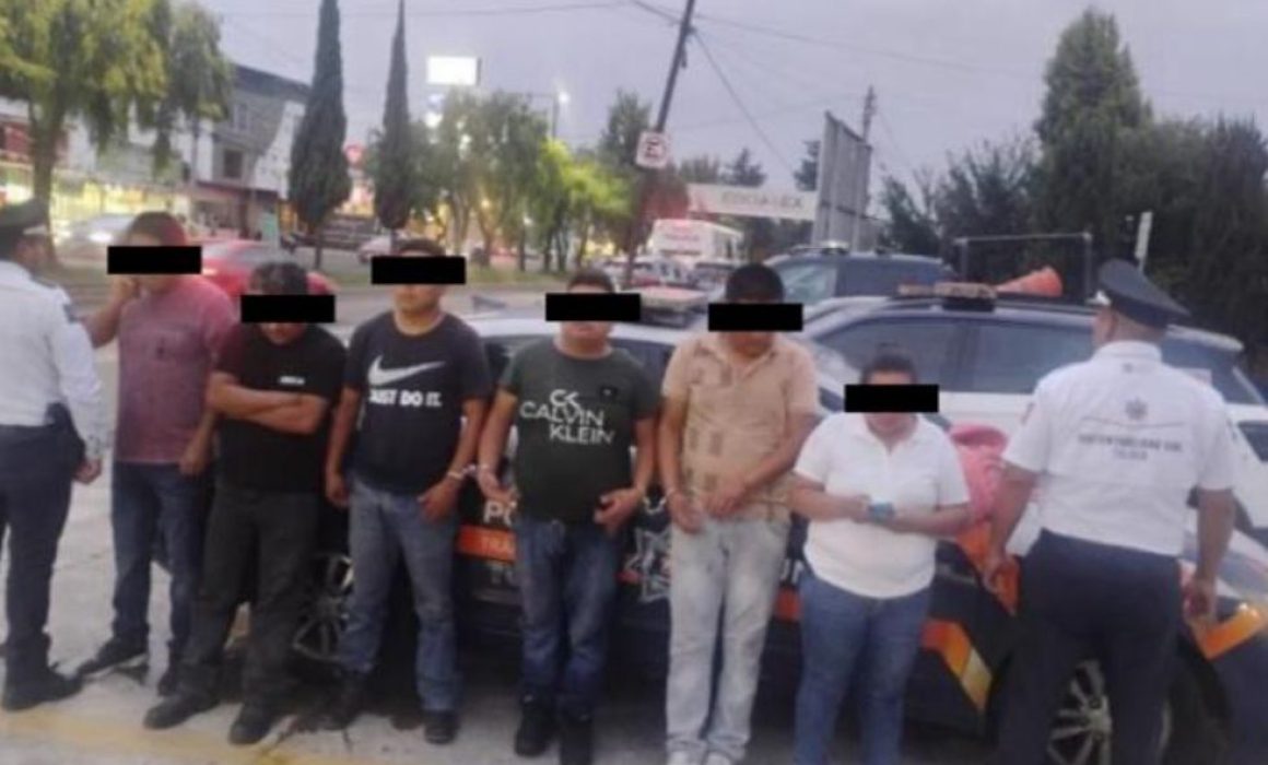 Detienen a seis presuntos asaltantes violentos en Toluca tras ataque en pizzería