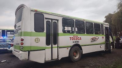 Detienen en Metepec a conductor de transporte público con réplica de arma y droga