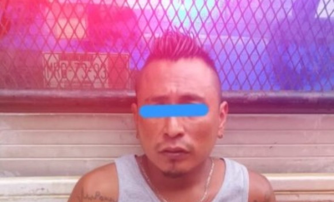 Detienen en Ozumba a hombre por grabar en secreto a menor en baño público