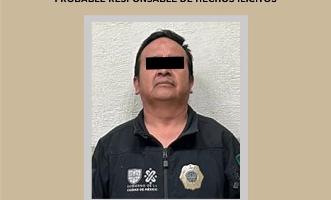 Detienen en Texcoco a hombre que usaba uniforme y placa falsa como policía