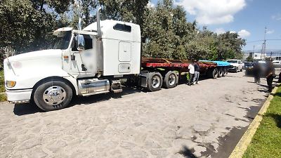 Detienen en Toluca a dos hombres por robo de carga y posesión de placas de acero valoradas en casi un millón de pesos