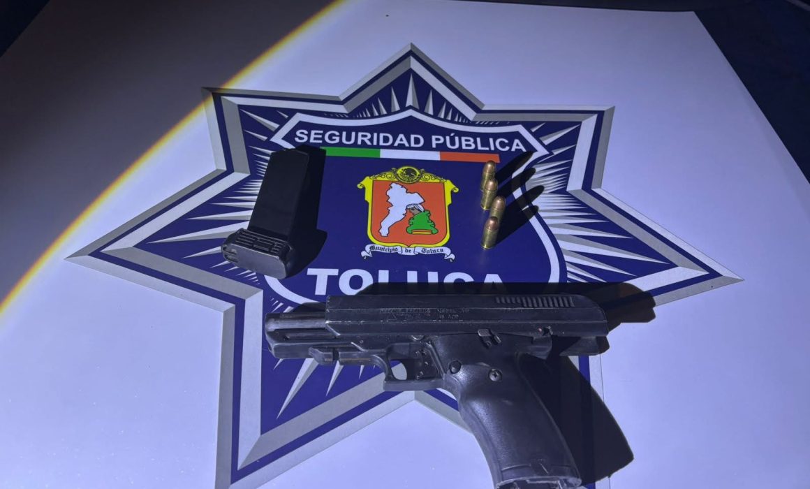 Detienen en Toluca a hombre con arma de fuego de uso exclusivo del Ejército