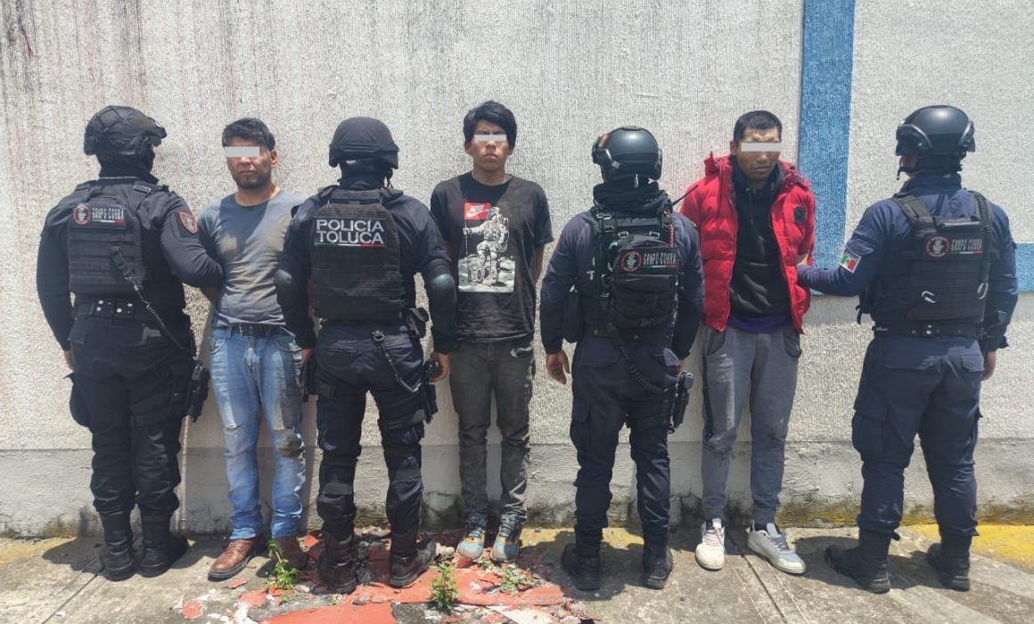 Detienen en Toluca a tres hombres armados tras persecución y hallazgo de armas y motocicleta robada