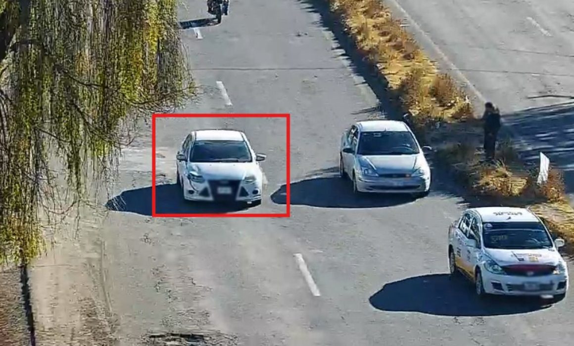 ¡Detienen en Zinacantepec vehículo vinculado a robo violento de auto y capturan a tres personas!