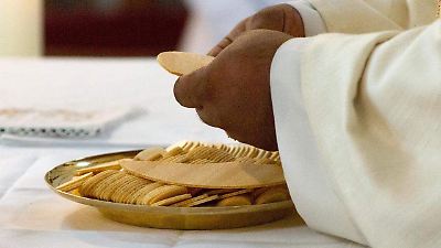 Detienen en el AICM a sacerdote de los Legionarios de Cristo por presunta violación agravada
