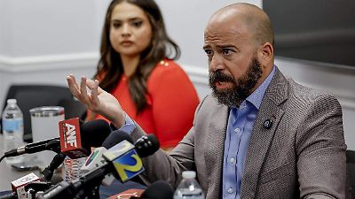 Detienen y entregan al ICE a periodista salvadoreño en Georgia tras cobertura de protestas