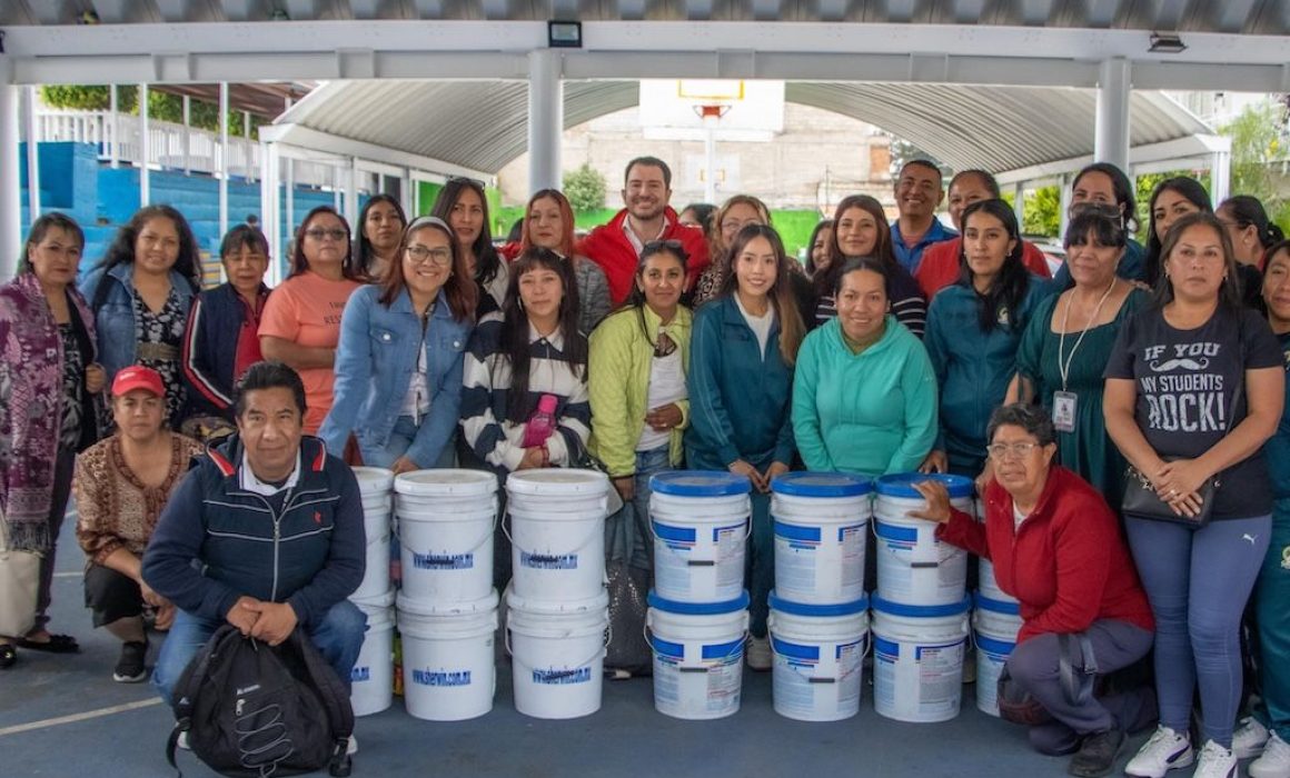 Diputado Elías Rescala entrega materiales para reparar la primaria Ricardo Flores Magón en Naucalpan