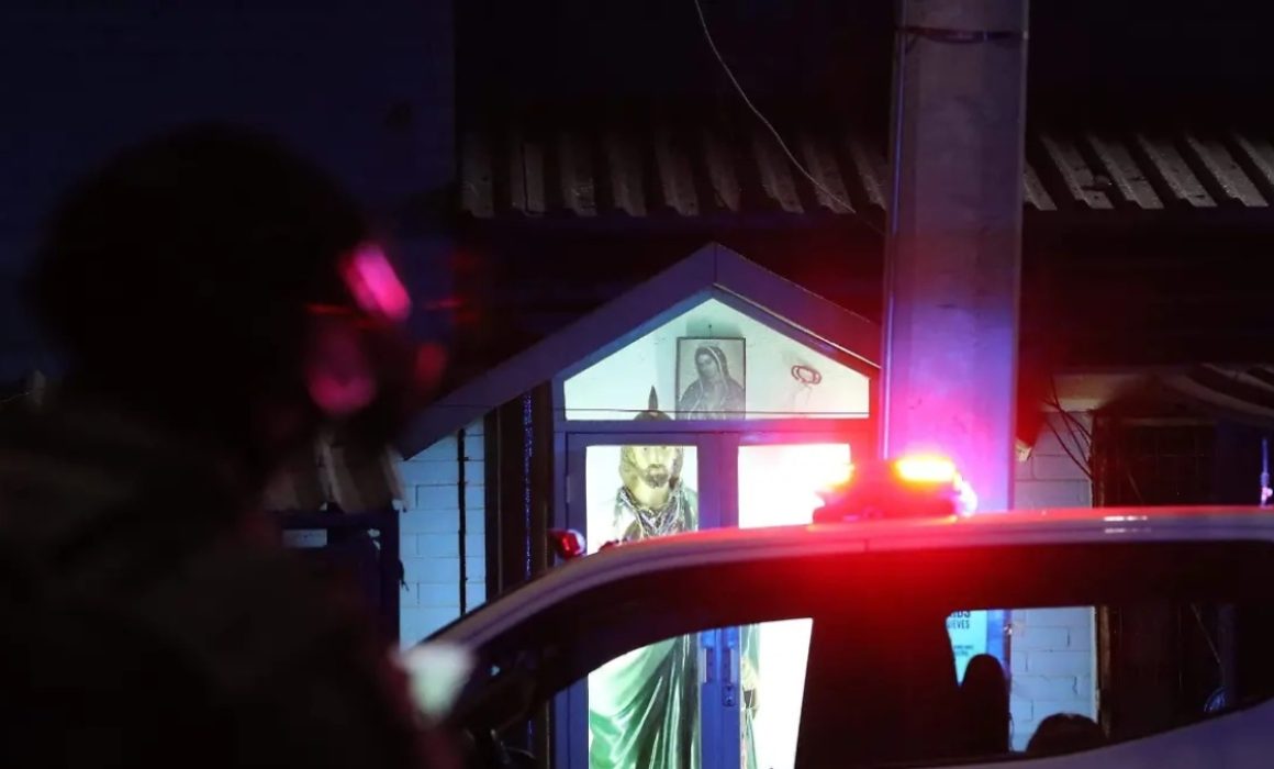 Disparan contra ciclista frente a altar en Tlalnepantla