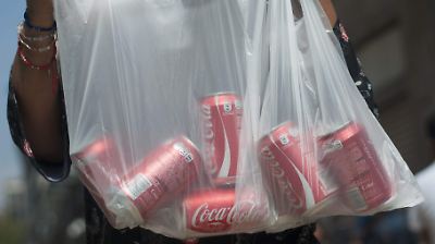 Donald Trump anuncia acuerdo con Coca-Cola para usar azúcar de caña en EE. UU. en respuesta a presión por salud