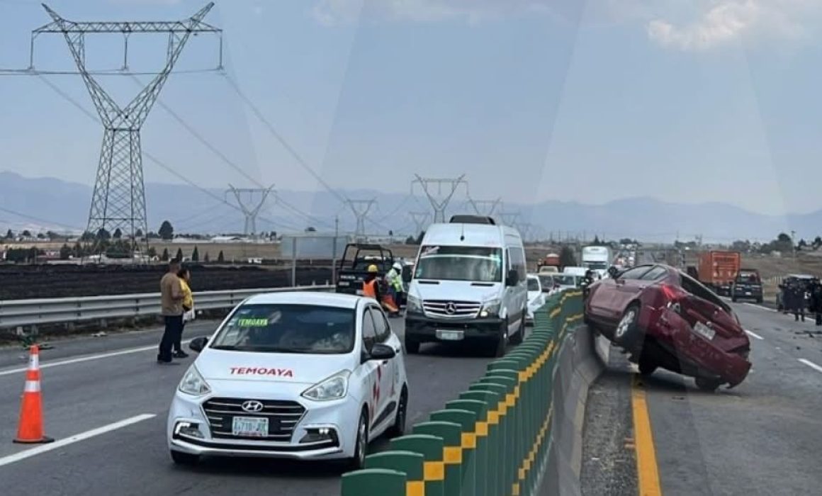 Dos personas mueren en choque múltiple en Toluca, Edomex, cerca de la colonia Jicaltepec Autopan