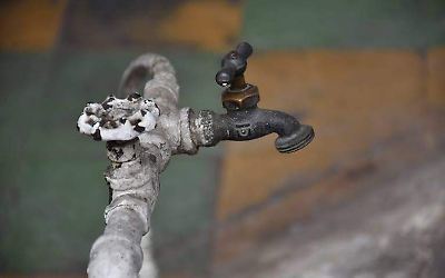 Dos semanas sin agua en La Cruz Comalco generan tensión y demandas en Toluca