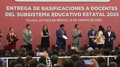 Edomex entrega 1,200 plazas de basificación a docentes para garantizar estabilidad laboral