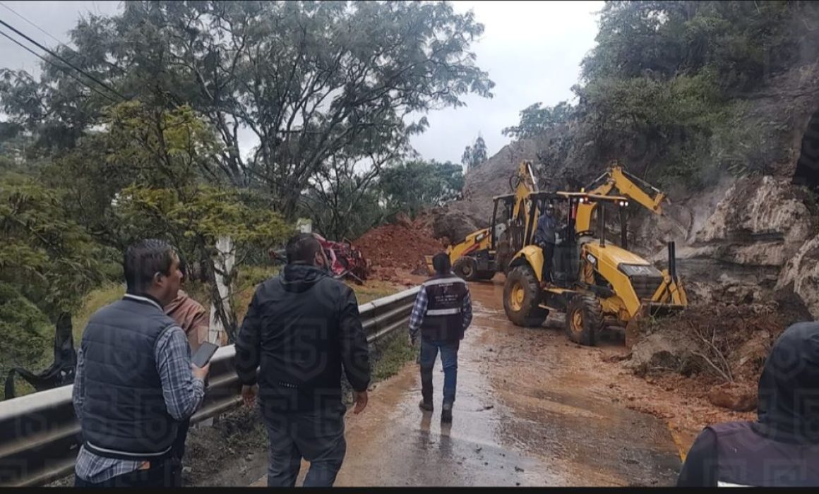 Edomex mantiene esfuerzos de apoyo tras deslaves en carretera de Ixtapan de la Sal