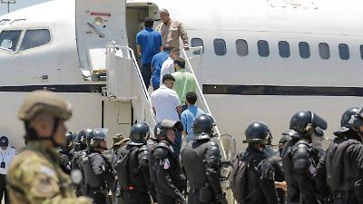 El Salvador realiza intercambio humanitario: libera a migrantes venezolanos a cambio de presos políticos estadounidenses