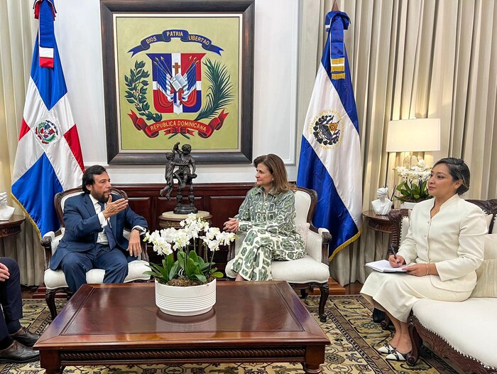 El Salvador y República Dominicana refuerzan su cooperación política y diplomática en Santo Domingo