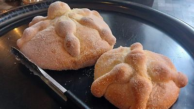 El alto costo del pan de muerto en Toluca: hasta el 60% del salario diario de una familia