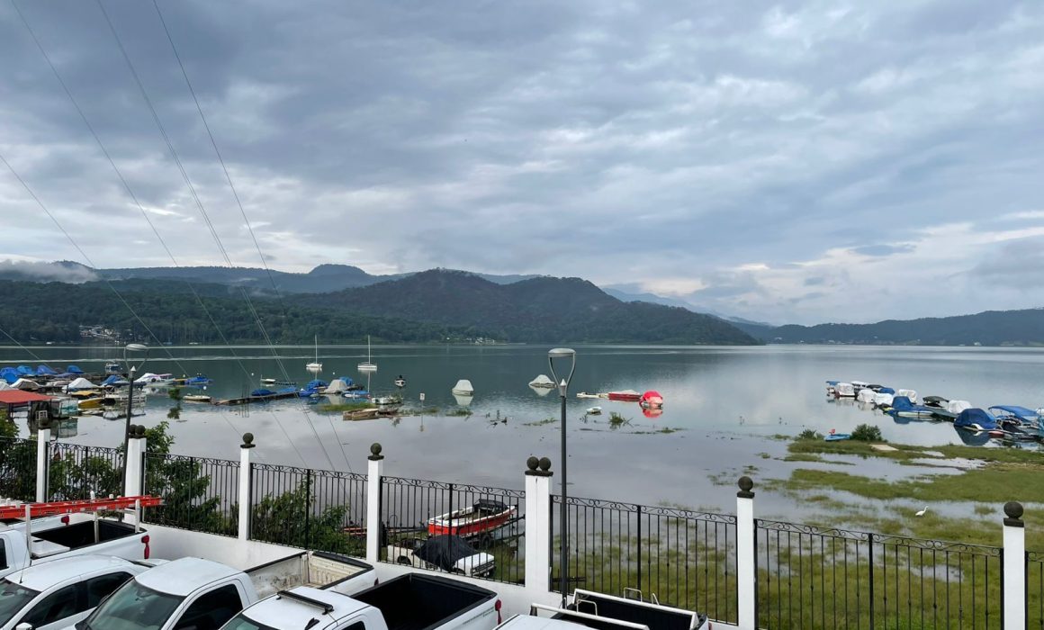 El aumento del nivel de la presa en Valle de Bravo genera afectaciones a comerciantes y visitantes