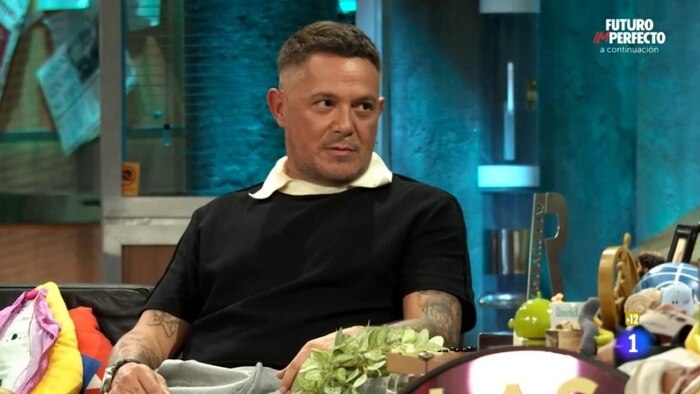 El lapsus de Alejandro Sanz: Confunde a David Broncano con Pablo Motos en vivo