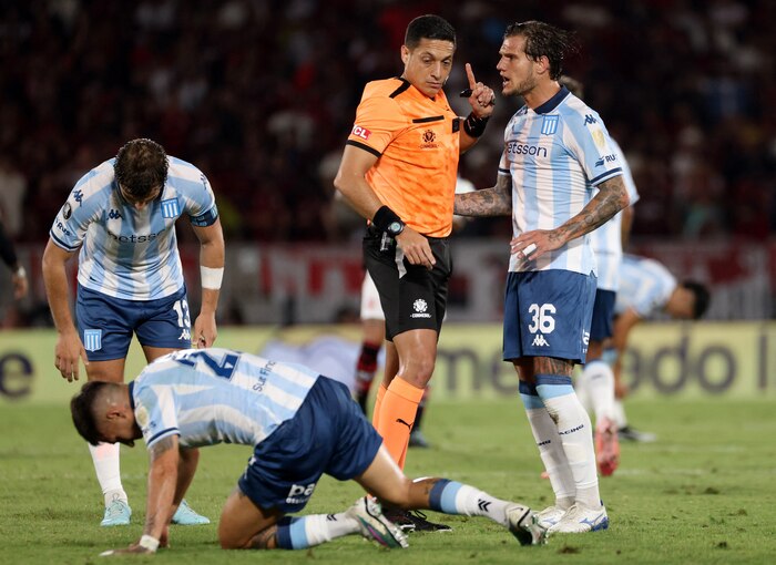 El llamativo dispositivo en la espalda del árbitro Jesús Valenzuela que revolucionó las redes sociales en Fase Semifinal de la Copa Libertadores