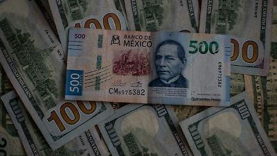 El peso alcanza su mejor nivel en 14 meses, cotizando en 18.36 por dólar
