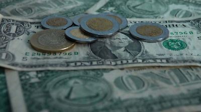 El peso mexicano cierra debajo de 19 pesos por dólar por segunda jornada consecutiva