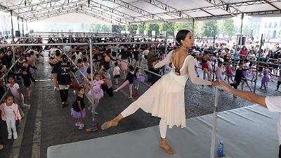 Elisa Carrillo lidera clase masiva de danza en Toluca para promover el arte entre niñas y familias