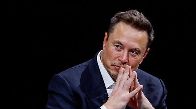 Elon Musk acusa a Apple de favoritismo hacia ChatGPT y prepara acciones legales por monopolio