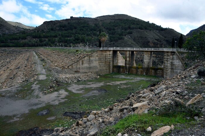 Embalses en España enfrentan una bajada del 0.95% y recomendaciones para ahorrar agua en hogares