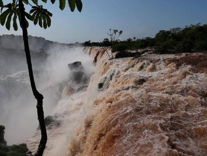 Emilia Clarke revela su escapada a Argentina: de las Cataratas del Iguazú a Salinas Grandes y glamping en plena aventura