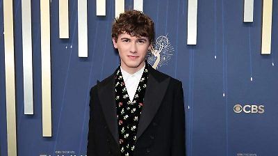 Emmy 2025: sobriedad en la moda masculina y explosión de color en las damas de alta costura