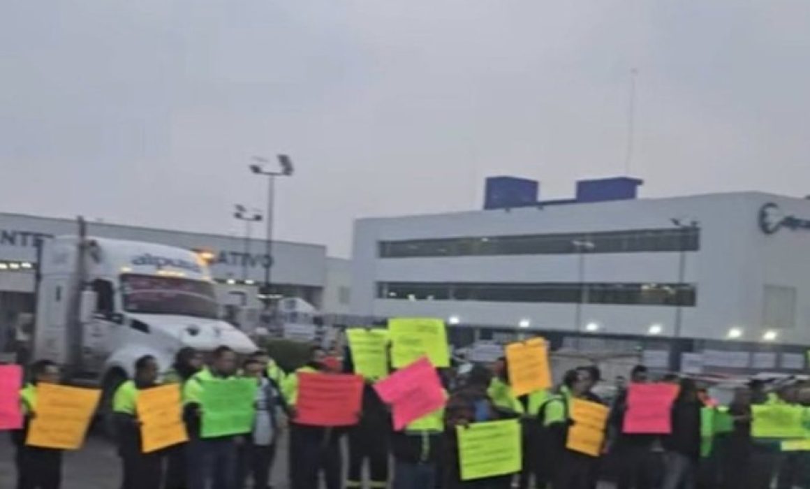 Empleados de Alpura protestan por condiciones laborales y bloquean vías en Edomex